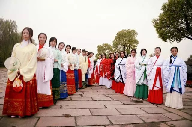 汉服热的背后-从欣赏美到触碰传统文化